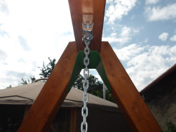Detail uchycen&iacute; houpačky k houpačkov&eacute;mu r&aacute;hnu