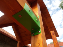 Detail zpevněn&eacute;ho spoje kovov&yacute;m rohov&yacute;m prvkem