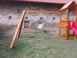 Houpačka pro dvě děti i hern&iacute; věž byly kotveny na zavrtan&eacute; zemn&iacute; vruty bez beton&aacute;že