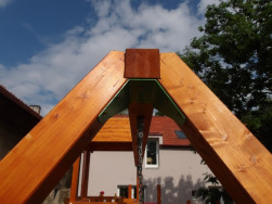 Kovov&yacute; prvek pro zpevněn&iacute; konstrukce houpačky