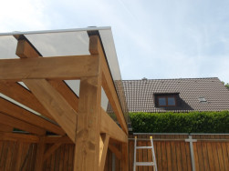 Na okraje střechy upevněna ukončovací Al lišta