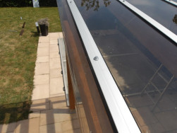 AL lišty a Fasto šrouby jsme upevnili polykarbonát na střešní ráhna