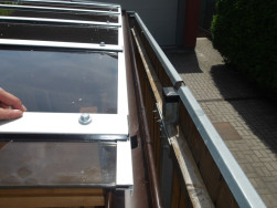 Zadní část střechy doplněna plastovým okapovým setem v hnědé barvě