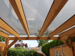 Mezi střešní ráhna a polykarbonát jsme vložili EPDM těsnění