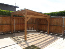 Dřevo pergoly jsme nejprve ošetřili impregnací po té lazurou v odstínu dub