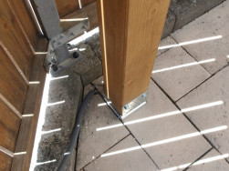 Kotvení stojek pergoly na zabetonovaný TT kovový úchyt