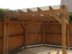 Pergolu se zastřešením jsme vyrobili z BSH lepených hranolů