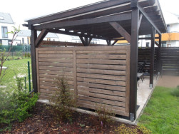 Povrchov&aacute; &uacute;prava dřevěn&yacute;ch z&aacute;stěn byla provedena tenkovrstvou lazurou v odst&iacute;nu palisandr