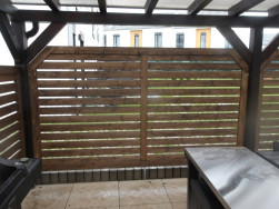 Pro zpevněn&iacute; pergolov&yacute;ch z&aacute;stěn byla použita středov&aacute; př&iacute;čka