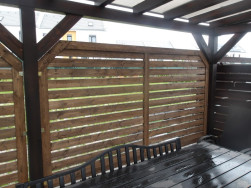 Z&aacute;stěny v pergole odclon&iacute; v&iacute;tr a zaclon&iacute; pohledy zvědav&yacute;m sousedům