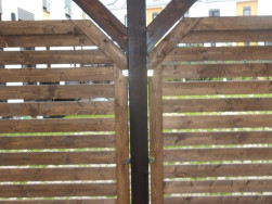 Z&aacute;stěny v zadn&iacute; č&aacute;sti pergoly maj&iacute; po stran&aacute;ch zkosen&eacute; rohy zapasovan&eacute; pod pergolov&eacute; vzpěry