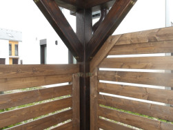 K pergolov&yacute;m stojk&aacute;m byly z&aacute;stěny upevněny pomoc&iacute; kovov&yacute;ch &uacute;heln&iacute;ků