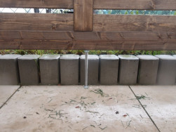 Ve středov&eacute; č&aacute;sti byly z&aacute;stěny ji&scaron;těny z&aacute;vitovou tyč&iacute;