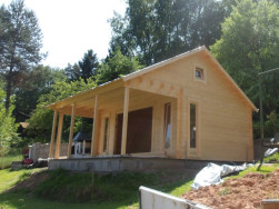 Chata Olaug m&aacute; jednu m&iacute;stnost a velkou zastře&scaron;enou terasu