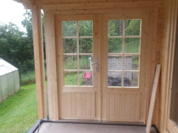 Z&aacute;kazn&iacute;k si nav&iacute;c přiobjednal dvoukř&iacute;dl&eacute; prosklen&eacute; dveře z terasy na zahradu