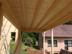 Venkovn&iacute; terasa zakryt&aacute; smrkovou palubkou