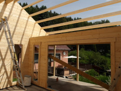 Prosklen&eacute; dveře do chaty jsou čtyřd&iacute;ln&eacute;, &scaron;irok&eacute; 261 cm