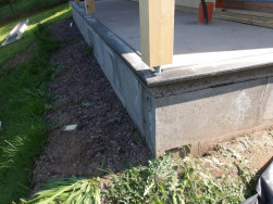 Předn&iacute; stojky otevřen&eacute; terasy se do podkladu kotvily na v&yacute;&scaron;kově staviteln&eacute; ocelov&eacute; vruty