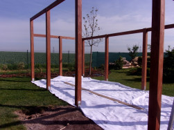 Prostor pod pergolou byl vyložen geotextili&iacute; proti prorůst&aacute;n&iacute; tr&aacute;vy