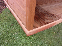 Podlahu pergoly jsme zakončili prknem z tvrd&eacute;ho dřeva 25 x 145 mm