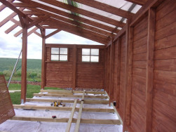 Přes impregnovan&eacute; hranoly z borovice jsme um&iacute;stili impregnovan&eacute; latě