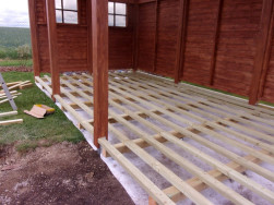 Hotov&yacute;, perfektně sestaven&yacute; dřevěn&yacute; ro&scaron;t pod podlahu do pergoly