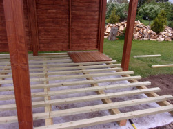 Podlahov&yacute; ro&scaron;t jsme vyrobili z impregnovan&yacute;ch hranolů 9 x 9 cm a lat&iacute; 4,5 x 7 cm