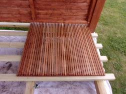 Na podlahov&yacute; ro&scaron;t jsme upevnili podlahov&eacute; d&iacute;ly z tvrd&eacute;ho dřeva Yogyakarta