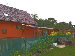 Povrchová úprava pergoly i zahradní mříže byla provedena lazurou v medovém odstínu