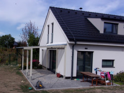 Dřevo pergoly bylo natřeno b&iacute;lou barvou dodanou z&aacute;kazn&iacute;kem