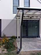 Prostor pod pergolou ohraničen betonov&yacute;m obrubn&iacute;kem a vysypan&yacute;m &scaron;těrkem