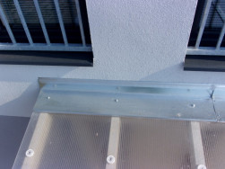 Mezera mezi zd&iacute; a střechou překryta nerezov&yacute;m těsn&iacute;c&iacute;m plechem