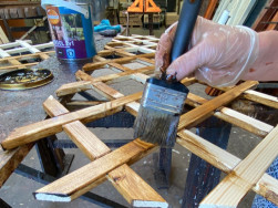 Po prvotn&iacute;m n&aacute;těru impregnac&iacute; se mř&iacute;ž a n&aacute;sledně i př&iacute;stře&scaron;ek natře barvou Xyladecor Classic HP v odst&iacute;nu ořech.