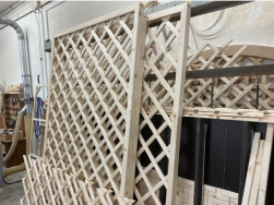 Mř&iacute;že jsou připraveny do lakovny pro konečnou, barevnou &uacute;pravu.