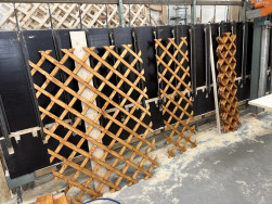 Po zaschnut&iacute; v&scaron;ech n&aacute;těrů je hotov&aacute; mř&iacute;ž vsazena do pevn&eacute;ho r&aacute;mu