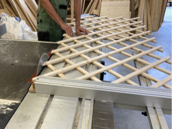 V&yacute;roba mř&iacute;že v na&scaron;&iacute; truhl&aacute;rně nen&iacute; nic složit&eacute;ho, ale klade se důraz na přesnost.