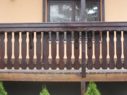 Na výrobu balkonových sloupků, ozdobných balkonových prken i blendy jsme použili dokonale sušené smrkové dřevo