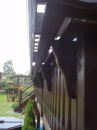 Balkonové podpěry pomáhají nést dno balkonového  truhlíku