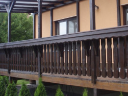 Terasové zábradlí bylo ošetřeno stejnou lazurou jako zastřešená pergola