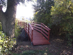 Dřevěn&aacute; l&aacute;vka v m&iacute;rn&eacute;m n&aacute;klonu s n&aacute;jezdem pro invalidn&iacute; voz&iacute;k nebo koč&aacute;rek