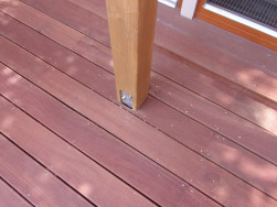 Pro ukotven&iacute; stojek pergoly byly použity zemn&iacute; vruty BAYO.S 500mm prodloužen&eacute; je&scaron;tě o 250mm a za&scaron;roubov&aacute;ny do podlož&iacute; pergolov&eacute; konstrukce. Do stojek byly zafr&eacute;zov&aacute;ny patky BAYO.S &bdquo;U&ldquo; 500 mm a pomoc&iacute; mont&aacute;žn&iacute;ho kl&iacute;če ukotveny do připraven&yacute;ch vrutů.