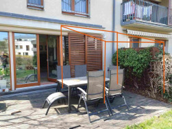 Fotografie zaslan&aacute; z&aacute;kazn&iacute;kem - původn&iacute;, poničen&aacute; podlaha + n&aacute;črt pergoly.