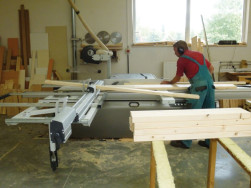 V truhl&aacute;rně byly nařez&aacute;ny a ohoblov&aacute;ny tr&aacute;mky pro pergolu v požadovan&eacute;m počtu a v dan&yacute;ch rozměrech.