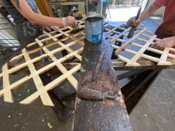 Na lakovně byl proveden n&aacute;těr pl&aacute;tovan&eacute; mř&iacute;že Eva nejprve impregnac&iacute;, po t&eacute; lazurou Xyladecor Classic HP v odst&iacute;nu dub