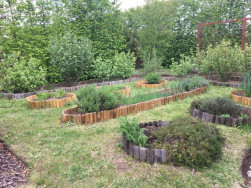 Na ohraničen&iacute; velk&yacute;ch z&aacute;honů jsme použili palis&aacute;dy půlen&eacute;