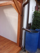 Čeln&iacute; strana pergoly zakončena okapov&yacute;m syst&eacute;mem s v&yacute;klopnou odbočkou do sudu