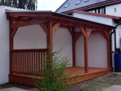 Bočn&iacute;, kr&aacute;tk&aacute; strana je doplněna n&iacute;zk&yacute;m z&aacute;bradl&iacute;m