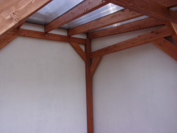 Pro zastře&scaron;en&iacute; pergoly byl použit komůrkov&yacute; polykarbon&aacute;t  v barvě bronz