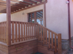 Kotven&iacute; pozednic pergoly na zeď domu bylo pomoc&iacute; tekut&eacute; hmoždinky a z&aacute;vitov&yacute;ch tyč&iacute;