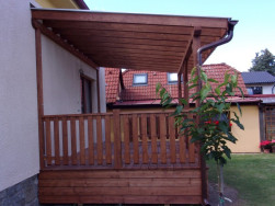 U stěny domu byla pultov&aacute; střecha utěsněna pozinkovan&yacute;m plechem, předn&iacute; č&aacute;st zakončena plastov&yacute;m okapov&yacute;m setem